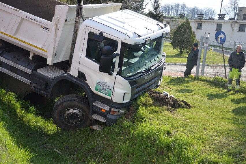 Wypadek na jerzmanówce. Osobówka uderzyła w TIR-a [FOTO]