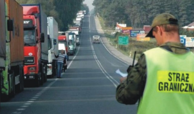 Na drodze krajowej prowadzącej do przejscia granicznego w Korczowej, często tworzą się kolejki ciężarówek oczekujących na odprawę.