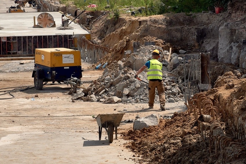 Na budowie ulicy, której jezdnia będzie biec 6 metrów pod...