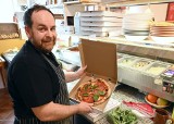 Międzynarodowy Dzień Pizzy. Włoch z pizzerii Del Favero w Kielcach zdradził, jak robi się prawdziwą pizzę. Zobaczcie zdjęcia i film