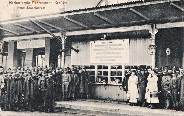 Herbaciarnia Czerwonego Krzyża na dworcu kolejowym w Nowym Sączu. 1915