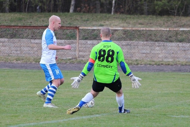 Tym razem Tomasz Staszewski z Orlicza nie pokonał bramkarza Nidzianki Piotra Bery, ale wcześniej zrobił to trzykrotnie