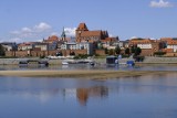 Toruń coraz częściej pojawia się na kartkach powieści. Ostatnio stał się częścią "Żałobnicy" Roberta Małeckiego