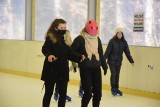 Łyżwiarskie szaleństwo na lodowisku w Kielcach. Mnóstwo osób spędzało czas na Stadionie. Zobacz zdjęcia