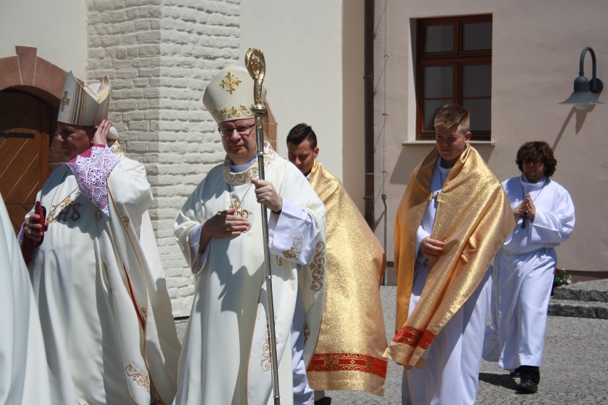 Mszę z okazji oficjalnego otwarcia kaplicy sprawowali dwaj...