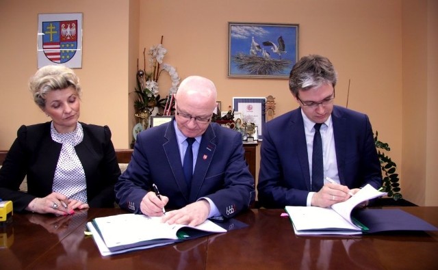 Umowę podpisują burmistrz Sandomierza Marek Bronkowski (w środku) i marszałek województwa świętokrzyskiego Adam Jarubas.