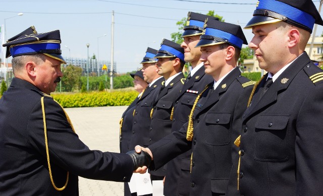 Medale i awanse wręczył kazimierskim strażakom starszy brygadier Robert Sabat, zastępca świętokrzyskiego komendanta wojewódzkiego Państwowej Straży Pożarnej.