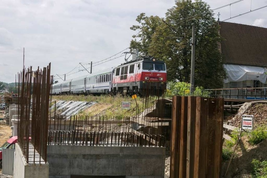 Kraków. Kolejarze instalują nowe tory, więc pociągi znów nie kursują