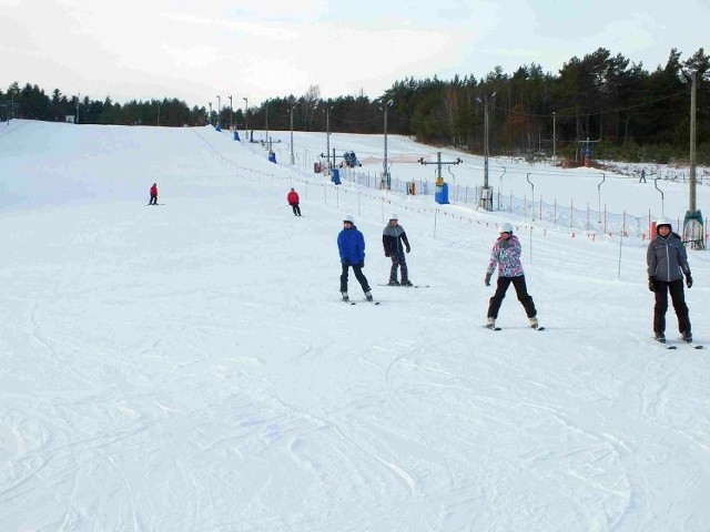 W środę, 17 stycznia po południu i wieczorem, na stoku narciarskim w Niestachowie jeździło wielu narciarzy, najwięcej dzieci. Duże wzięcie miała szkółka narciarska.