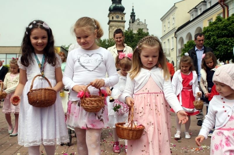 Nie mogło zabraknąć dziewczynek sypiących kwiaty przed...