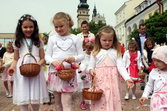 Nie mogło zabraknąć dziewczynek sypiących kwiaty przed Najświętszym Sakramentem.