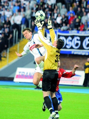 Marcin Krzywicki, napastnik  Zawiszy, w powietrznym pojedynku z bramkarzem Rakowa