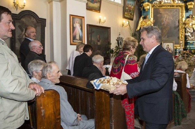 Podczas liturgii w bogucickim kościele poświęcono wieniec dożynkowy a burmistrz Pińczowa Włodzimierz Badurak wraz ze starostą dożynek roznosili chleb upieczony z tegorocznej mąki.