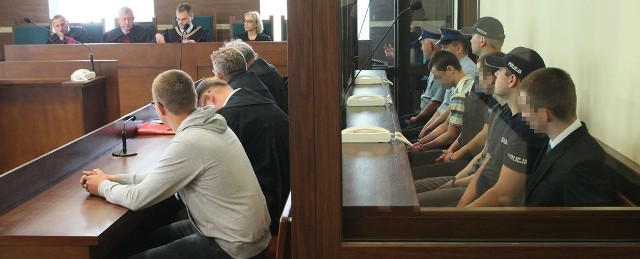 Na ławie oskarżonych zasiada czterech młodych mężczyzn, trzech skończyło 18 lat, czwarty ma 20 lat. Wszyscy to mieszkańcy Sandomierza, żaden z nich nie był wcześniej karany.
