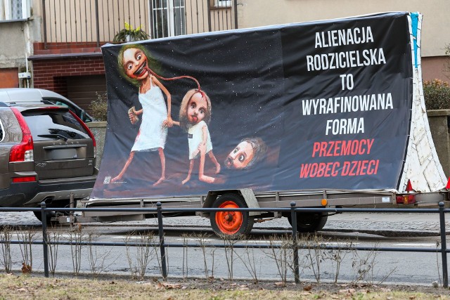 O nietypowej grafice, prezentowanej na przyczepie, poinformował nas Czytelnik. Jego dziecko rozpłakało się na widok billboardu. Sprawę zgłosił do straży miejskiej.