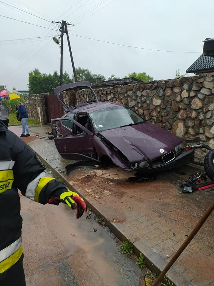 Wypadek w Zagaciu w gminie Czernichów. Dachował samochód...
