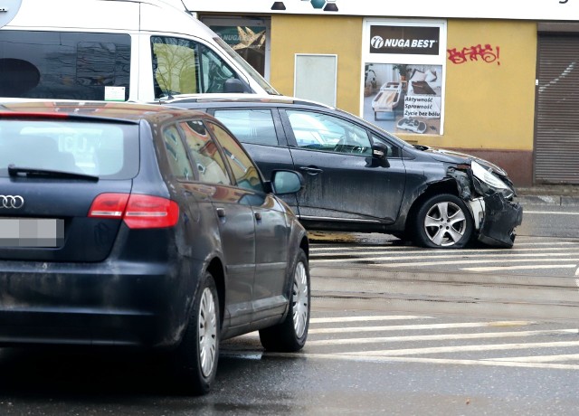 Wypadek na ul. Pułaskiego we Wrocławiu. Kobieta jadąca renault, wyjeżdżając z podporządkowanej ul. Kniaziewicza, nie zatrzymała się żeby upewnić się, czy może bezpiecznie wjechać na skrzyżowanie (30.01.2023)