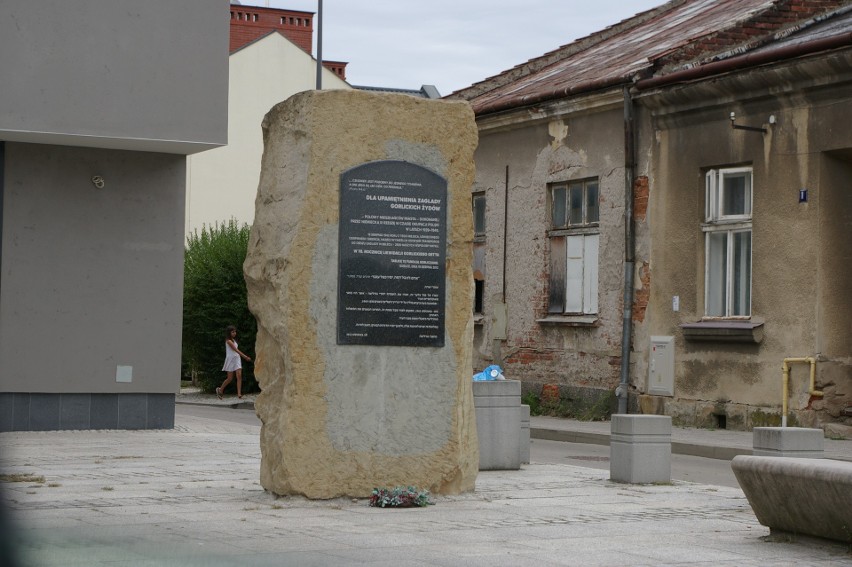 Pomnik z tablicą, upamiętniającą zagładę gorlickich Żydów...