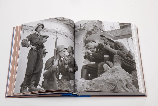 Eugeniusz Lokajski należy do najwybitniejszych fotoreporterów Powstania Warszawskiego. Ikoniczne kadry jego autorstwa zapadają w pamięć dzięki niezwykłej sile wyrazu i sprawiają, że możemy poczuć, co przeżywali uczestnicy oraz świadkowie wydarzeń z 1944 roku