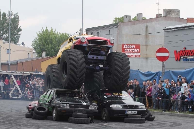 Monster trucki niszczyły auta na parkingu przy Kauflandzie [ZDJĘCIA+FILM]