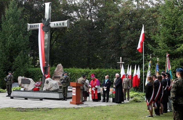 Pod Krzyżem Katyńskim, jak co roku, złożono dziś kwiaty.