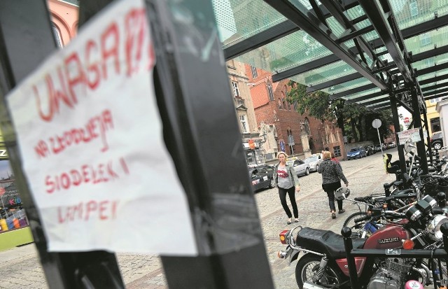 Przy nowym parkingu rowerowym na Rynku Nowomiejskim pojawiły się już kartki, które mają uczulić na złodziei