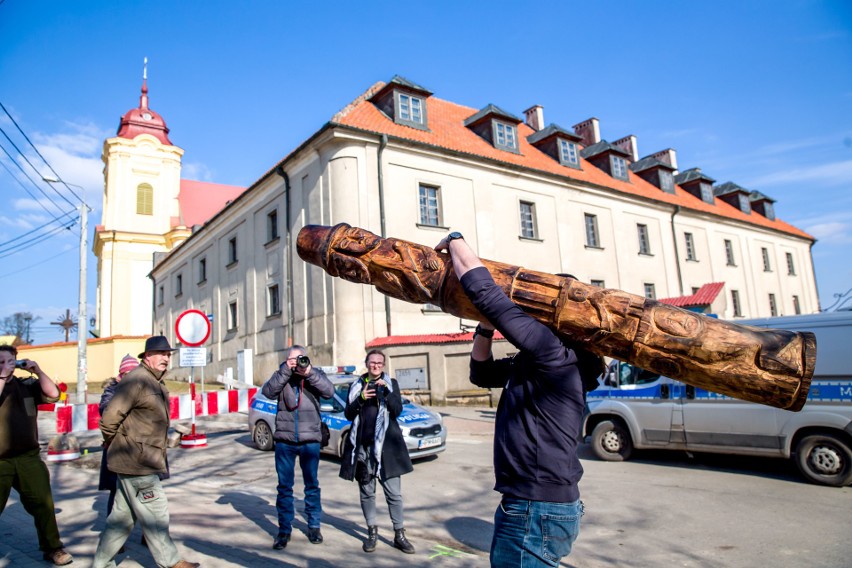 Posąg Światowida poświęcony w Choroszczy. Razem z kapliczką...