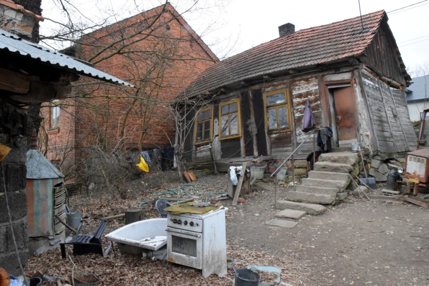 Trzyosobowa rodzina ze Zbeltowic pilnie potrzebuje pomocy. Ich dom w każdej chwili może się zawalić. Ruszyła zbiórka na domek holenderski