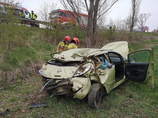 Samochód osobowy wypadł z jezdni i spadł z kilkumetrowej skarpy. Do wypadku doszło 20 kwietnia na krętym odcinku DW 966 w Łazanach koło Wieliczki