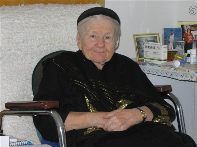Irena_Sendlerowa w swoim pokoju w Domu Geriatryczno-Rehabilitacyjnym Konwentu Bonifratrów przy ul. Sapieżyńskiej w Warszawie (luty 2005)