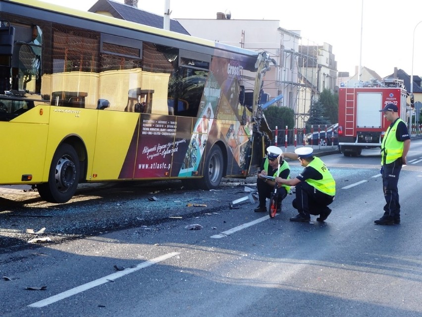 Wypadek w Jarocinie: Ciężarówka staranowała autobus miejski