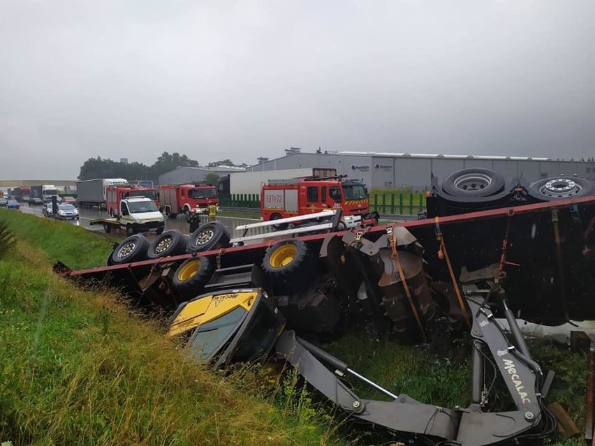 Zamknęli autostradę pod Wrocławiem. Wyciągali ciężarówkę z rowu