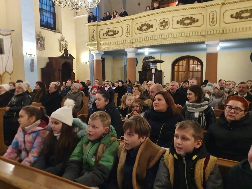 Piękny koncert odbył się w parafii w Rogowie. Wystąpili młodzi artyści. Gościem specjalnym była Wiktoria Maj
