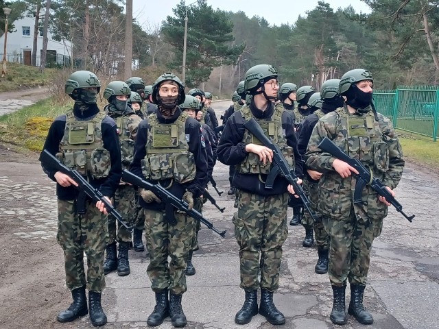 Przed świętami kadeci ZSM w Słupsku wzięli udział w trzydniowym obozie szkoleniowym w Ustce, na którym zasmakowali wojskowego życia.