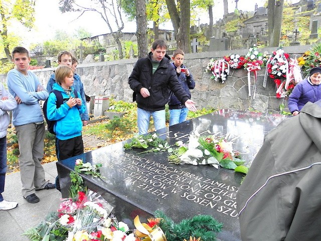 Rossa. Przy grobie matki marszałka Piłsudskiego, gdzie złożono także serce jej syna.