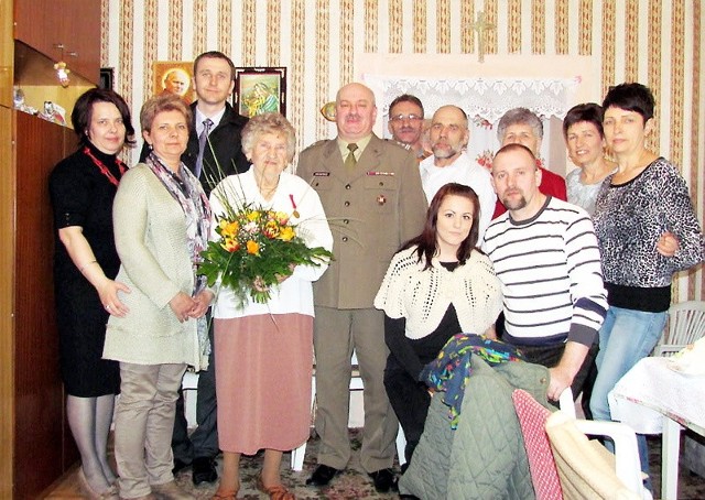 Agnieszka Kaczmarek (z bukietem) w otoczeniu najbliższych i gości