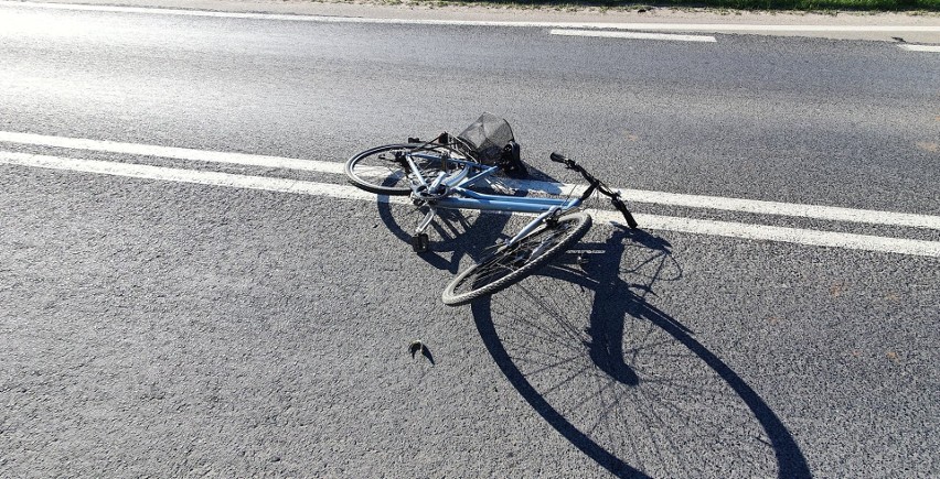 Wypadek w Grębowie. Samochód potrącił rowerzystę, który nagle się zachwiał 