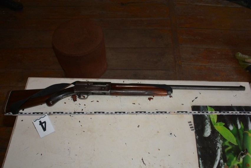 U 41-latka z gminy Pysznica policjanci znaleźli broń, amunicję i trofea myśliwskie. Mężczyzna usłyszał już zarzuty 