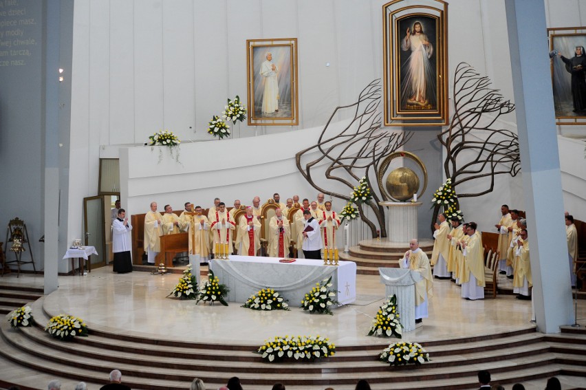Kraków. Uroczysta msza w czasie obchodów 20. rocznicy konsekracji bazyliki w Łagiewnikach przez Jana Pawła II