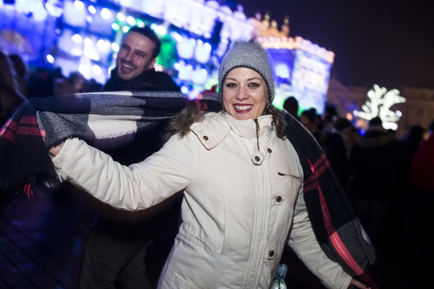 Kraków Rynek Główny. Sylwester 2016. Tak bawiła się publiczność [ZDJĘCIA, WIDEO]