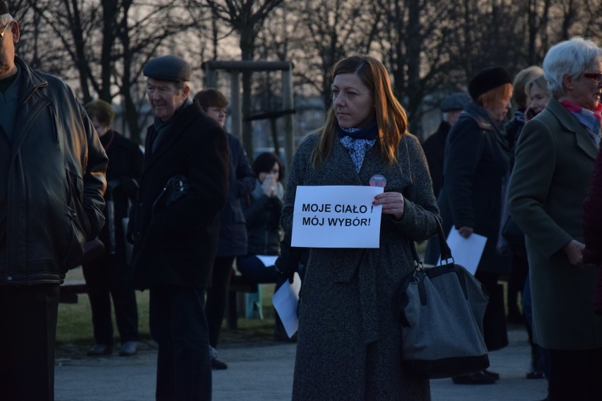 Strajk Kobiet w Zawierciu: Jarosław kobiety zostaw! Manifestacja w Dzień Kobiet ZDJĘCIA