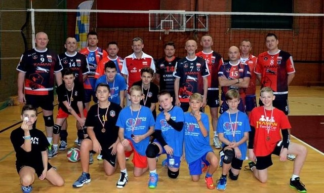 Kędzierzyńscy weteranie wraz z najmłodszymi kolegami z klubu.