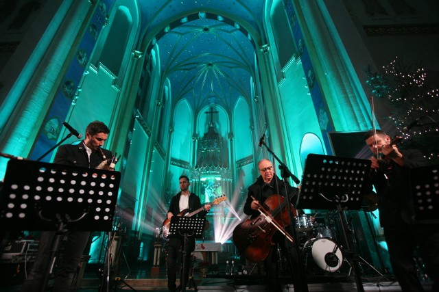 Koncert kolęd w wykonaniu zespołu Zakopower w kościele św. Tomasza w Sosnowcu