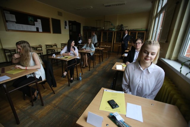 Matura 2018 - biologia. Dzisiaj kolejny dzień matur. Uczniowie rozwiązywali zadania z biologii. U nas znajdziecie arkusze i odpowiedzi.Arkusze i odpowiedzi na kolejnych slajdach. UWAGA! Podane odpowiedzi są sugerowane ---->Matura w VI LO w Bydgoszczy