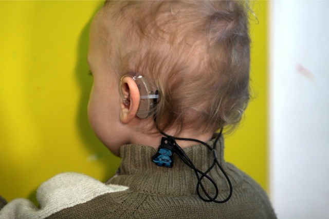 Zrozpaczeni rodzice poszukują zagubionego etui, w którym były dwa aparaty słuchowe ich 11-miesięcznego synka