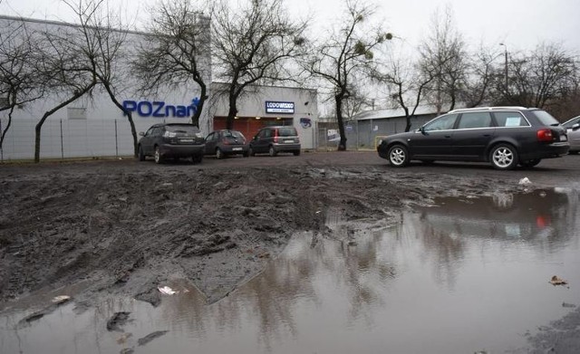 Teren przed lodowiskiem jesienią i zimą zmienia się w błotniste bajoro.