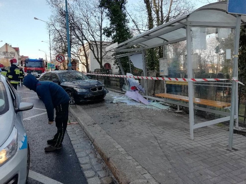 Wypadek. BMW wbiło się w przystanek autobusowy