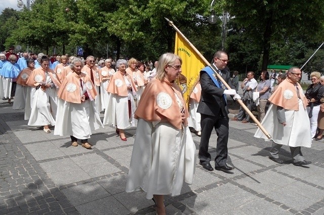 Boże Ciało w Częstochowie: Procesja przeszła Aleją NMP [ZDJĘCIA]