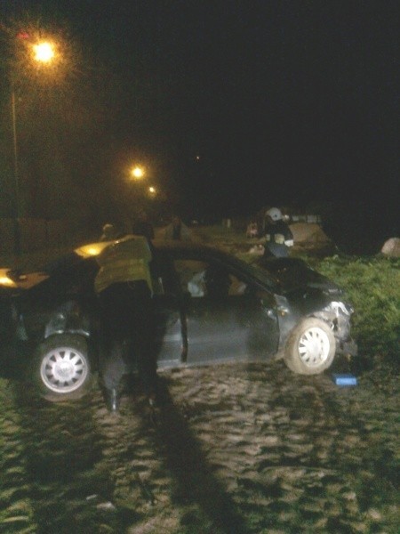 Wypadek w Prostkach. Audi uderzyło w betonowy filar [FOTO]