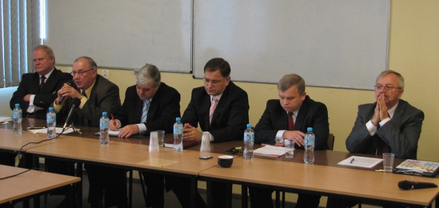 Sześciu z siedmiu kandydatów odpowiadało wczoraj na pytania przedsiębiorców. Zabrakło jedynie kandydata PiS Lecha A. Kołakowskiego, który jednak swoją nieobecność usprawiedliwił.